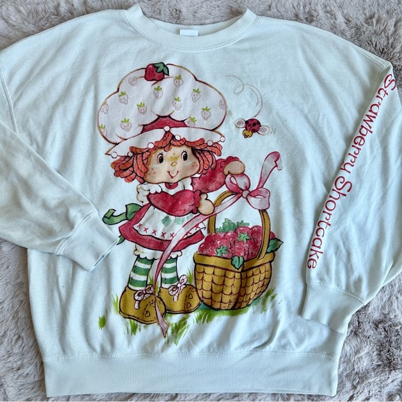 Strawberry Shortcake Picnic Basket Graphic Crewneck Sweatshirt - Picture 1 of 4
